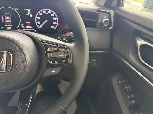 ホンダ ヴェゼル ハイブリッド e:HEV Z 京都府 2025(令7)年 0.1千km プラチナホワイトパール ホンダセンシング/・衝突軽減ブレーキ/・後方誤発進抑制機能/・車線維持支援システム/・アダブティブドライビングビーム/・渋滞追従機能付アダブティブクルーズコントロール/・誤発進抑制機能/・路外逸脱抑制機能/・オートハイビーム/・ブラインドスポットインフォメーション/純正9インチメモリーナビ、地デジ、Bluetooth/USB端子/バックカメラ/ビルトイン2.0ETC/おくだけ充電/ハンドルヒーター/前席シートヒーター/ハンドフリーパワーバックドア/LEDヘッドランプ/スペアキー/純正フロアマット、バイザー付き