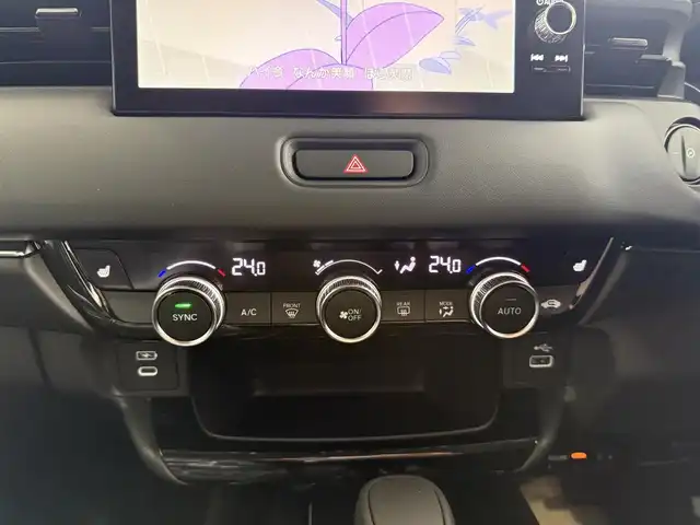 ホンダ ヴェゼル ハイブリッド e:HEV Z 京都府 2025(令7)年 0.1千km プラチナホワイトパール ホンダセンシング/・衝突軽減ブレーキ/・後方誤発進抑制機能/・車線維持支援システム/・アダブティブドライビングビーム/・渋滞追従機能付アダブティブクルーズコントロール/・誤発進抑制機能/・路外逸脱抑制機能/・オートハイビーム/・ブラインドスポットインフォメーション/純正9インチメモリーナビ、地デジ、Bluetooth/USB端子/バックカメラ/ビルトイン2.0ETC/おくだけ充電/ハンドルヒーター/前席シートヒーター/ハンドフリーパワーバックドア/LEDヘッドランプ/スペアキー/純正フロアマット、バイザー付き