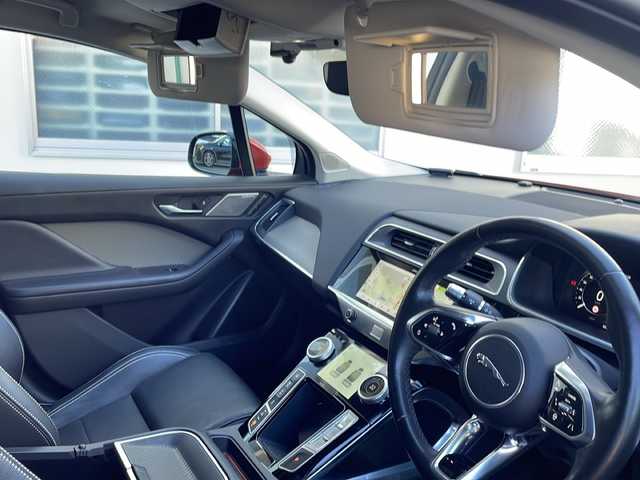 ジャガー Ｉペース SE 東京都 2021(令3)年 2.7万km 茶 車体色　CCB　フォトンレッド/純正ナビ/BT/USB/Apple Carplay/ヘッドアップディスプレイ/360度カメラ　ETC2.0/パノラミックルーフ【開かない】/ＭＥＲＩＤＩＡＮサウンド/アダプティブクルーズコントロール/レーンキープアシスト/ブラインドスポットアシスト/オートマチックハイビーム/パワーバックドア/前後左右独立オートエアコン/レザーシート/パワーシート（D/N）/シートヒーター（D/N）/ドライブレコーダー/スマートキー×２/純正22インチアルミ