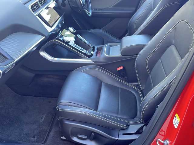 ジャガー Ｉペース SE 東京都 2021(令3)年 2.7万km 茶 車体色　CCB　フォトンレッド/純正ナビ/BT/USB/Apple Carplay/ヘッドアップディスプレイ/360度カメラ　ETC2.0/パノラミックルーフ【開かない】/ＭＥＲＩＤＩＡＮサウンド/アダプティブクルーズコントロール/レーンキープアシスト/ブラインドスポットアシスト/オートマチックハイビーム/パワーバックドア/前後左右独立オートエアコン/レザーシート/パワーシート（D/N）/シートヒーター（D/N）/ドライブレコーダー/スマートキー×２/純正22インチアルミ