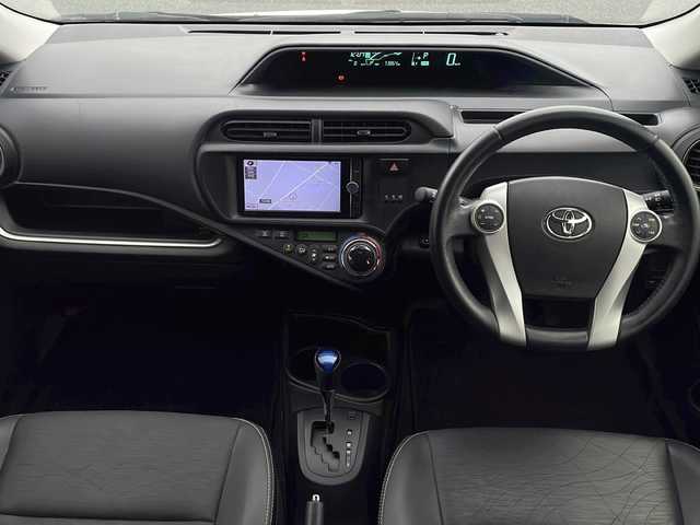 トヨタ アクア G ブラックソフトレザーセレ 熊本県 2013(平25)年 7.4万km ライムホワイトパールクリスタルシャイン (株)IDOMが運営する【じしゃロン熊本店】の自社ローン対象車両になります。こちらは現金ご利用時の価格です。自社ローンご希望の方は別途その旨お申付け下さい。　/純正ナビ（NSZT-W62G）/バックカメラ/フルセグテレビ/DVD/CD/Bluetooth接続/ETC/ハーフレザーシート/ハロゲンヘッドライト/オートライト/スマートキー