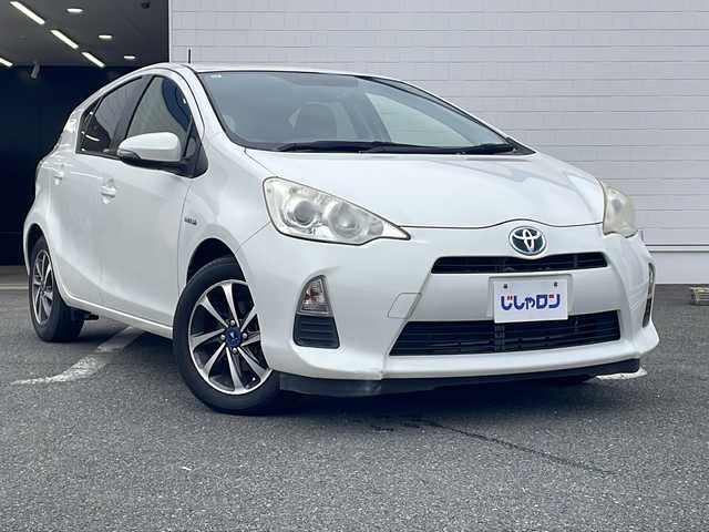 トヨタ アクア G ブラックソフトレザーセレ 熊本県 2013(平25)年 7.4万km ライムホワイトパールクリスタルシャイン (株)IDOMが運営する【じしゃロン熊本店】の自社ローン対象車両になります。こちらは現金ご利用時の価格です。自社ローンご希望の方は別途その旨お申付け下さい。　/純正ナビ（NSZT-W62G）/バックカメラ/フルセグテレビ/DVD/CD/Bluetooth接続/ETC/ハーフレザーシート/ハロゲンヘッドライト/オートライト/スマートキー