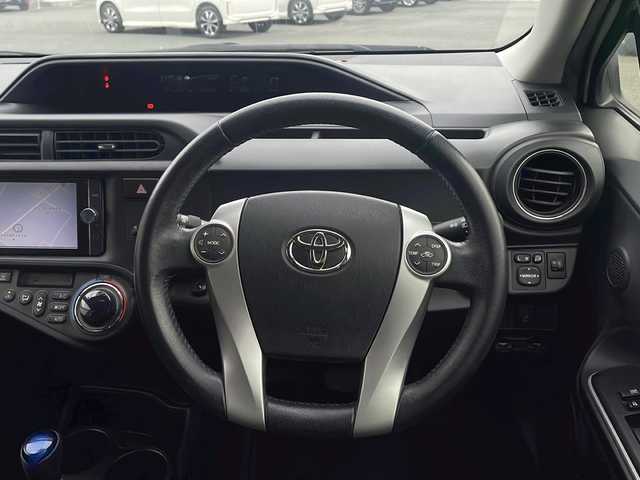 トヨタ アクア G ブラックソフトレザーセレ 熊本県 2013(平25)年 7.4万km ライムホワイトパールクリスタルシャイン (株)IDOMが運営する【じしゃロン熊本店】の自社ローン対象車両になります。こちらは現金ご利用時の価格です。自社ローンご希望の方は別途その旨お申付け下さい。　/純正ナビ（NSZT-W62G）/バックカメラ/フルセグテレビ/DVD/CD/Bluetooth接続/ETC/ハーフレザーシート/ハロゲンヘッドライト/オートライト/スマートキー