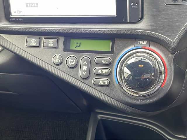 トヨタ アクア G ブラックソフトレザーセレ 熊本県 2013(平25)年 7.4万km ライムホワイトパールクリスタルシャイン (株)IDOMが運営する【じしゃロン熊本店】の自社ローン対象車両になります。こちらは現金ご利用時の価格です。自社ローンご希望の方は別途その旨お申付け下さい。　/純正ナビ（NSZT-W62G）/バックカメラ/フルセグテレビ/DVD/CD/Bluetooth接続/ETC/ハーフレザーシート/ハロゲンヘッドライト/オートライト/スマートキー