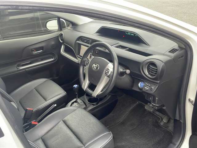 トヨタ アクア G ブラックソフトレザーセレ 熊本県 2013(平25)年 7.4万km ライムホワイトパールクリスタルシャイン (株)IDOMが運営する【じしゃロン熊本店】の自社ローン対象車両になります。こちらは現金ご利用時の価格です。自社ローンご希望の方は別途その旨お申付け下さい。　/純正ナビ（NSZT-W62G）/バックカメラ/フルセグテレビ/DVD/CD/Bluetooth接続/ETC/ハーフレザーシート/ハロゲンヘッドライト/オートライト/スマートキー