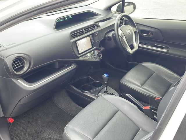 トヨタ アクア G ブラックソフトレザーセレ 熊本県 2013(平25)年 7.4万km ライムホワイトパールクリスタルシャイン (株)IDOMが運営する【じしゃロン熊本店】の自社ローン対象車両になります。こちらは現金ご利用時の価格です。自社ローンご希望の方は別途その旨お申付け下さい。　/純正ナビ（NSZT-W62G）/バックカメラ/フルセグテレビ/DVD/CD/Bluetooth接続/ETC/ハーフレザーシート/ハロゲンヘッドライト/オートライト/スマートキー