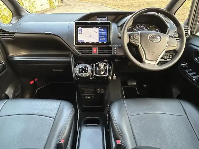 トヨタ ノア ハイブリッド Si ダブルバイビーⅢ 長崎県 2021(令3)年 7.3万km ブラック ワンオーナー/純正9インチナビ/（CD/DVD/BT/フルセグ）/バックカメラ/フリップダウンモニター/衝突軽減システム/レーンアシスト/両側パワースライドドア/クルーズコントロール/ビルトインETC/前席シートヒーター/オートライト/純正16インチAW