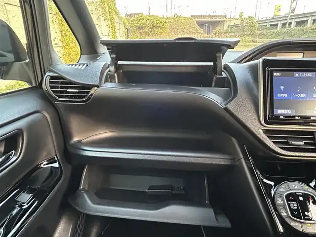 トヨタ ノア ハイブリッド Si ダブルバイビーⅢ 長崎県 2021(令3)年 7.3万km ブラック ワンオーナー/純正9インチナビ/（CD/DVD/BT/フルセグ）/バックカメラ/フリップダウンモニター/衝突軽減システム/レーンアシスト/両側パワースライドドア/クルーズコントロール/ビルトインETC/前席シートヒーター/オートライト/純正16インチAW