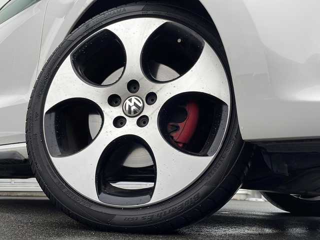 フォルクスワーゲン ポロ GTI 神奈川県 2013(平25)年 5万km キャンディホワイト ・純正ナビ　/・ＤＶＤ　ＣＤ　/・フルセグＴＶ　/・ＥＴＣ　/・ＡＵＸ　/・ＳＤミュージックサーバー　/・リモコンキー　/・オートエアコン　/・純正フロアマット　/・純正アルミホイール　/・ＨＩＤヘッドライト　/・フォグランプ　/・リヤフォグランプ/・純正１７インチアルミホイール/・ESP(エレクトロニック スタビリゼーション プログラム)/・リアワイパー/・UVカットガラス