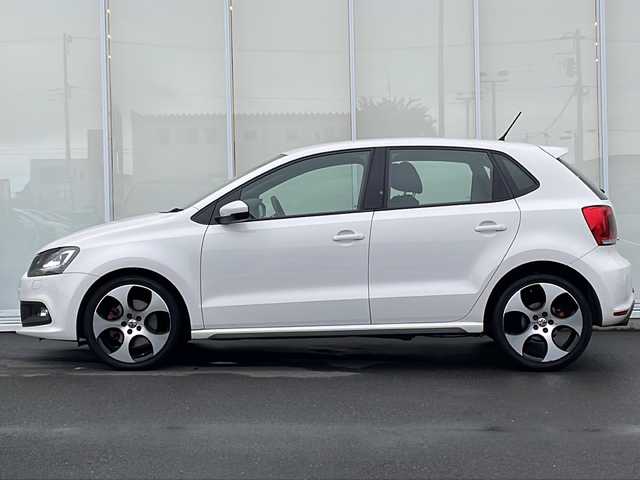 フォルクスワーゲン ポロ GTI 神奈川県 2013(平25)年 5万km キャンディホワイト ・純正ナビ　/・ＤＶＤ　ＣＤ　/・フルセグＴＶ　/・ＥＴＣ　/・ＡＵＸ　/・ＳＤミュージックサーバー　/・リモコンキー　/・オートエアコン　/・純正フロアマット　/・純正アルミホイール　/・ＨＩＤヘッドライト　/・フォグランプ　/・リヤフォグランプ/・純正１７インチアルミホイール/・ESP(エレクトロニック スタビリゼーション プログラム)/・リアワイパー/・UVカットガラス