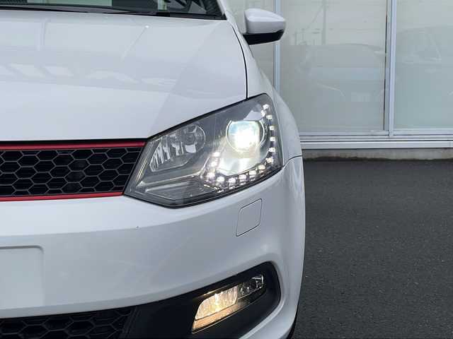 フォルクスワーゲン ポロ GTI 神奈川県 2013(平25)年 5万km キャンディホワイト ・純正ナビ　/・ＤＶＤ　ＣＤ　/・フルセグＴＶ　/・ＥＴＣ　/・ＡＵＸ　/・ＳＤミュージックサーバー　/・リモコンキー　/・オートエアコン　/・純正フロアマット　/・純正アルミホイール　/・ＨＩＤヘッドライト　/・フォグランプ　/・リヤフォグランプ/・純正１７インチアルミホイール/・ESP(エレクトロニック スタビリゼーション プログラム)/・リアワイパー/・UVカットガラス