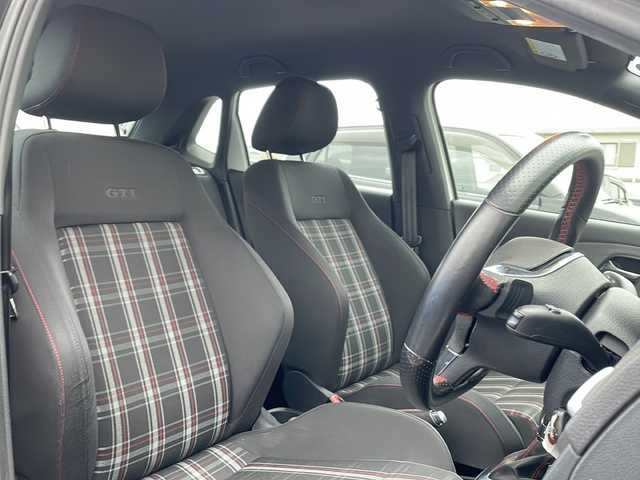 フォルクスワーゲン ポロ GTI 神奈川県 2013(平25)年 5万km キャンディホワイト ・純正ナビ　/・ＤＶＤ　ＣＤ　/・フルセグＴＶ　/・ＥＴＣ　/・ＡＵＸ　/・ＳＤミュージックサーバー　/・リモコンキー　/・オートエアコン　/・純正フロアマット　/・純正アルミホイール　/・ＨＩＤヘッドライト　/・フォグランプ　/・リヤフォグランプ/・純正１７インチアルミホイール/・ESP(エレクトロニック スタビリゼーション プログラム)/・リアワイパー/・UVカットガラス