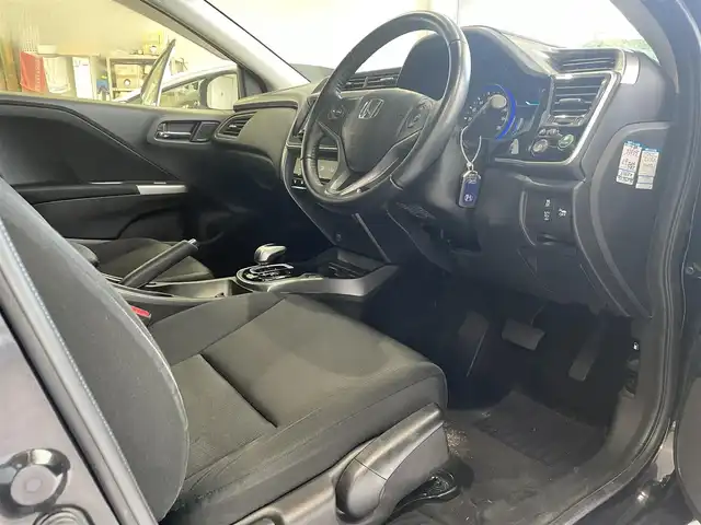 ホンダ グレイス ハイブリッド LX 沖縄県 2015(平27)年 5.5万km クリスタルブラックパール (株)IDOMが運営する【じしゃロンコザ店】の自社ローン専用車両になりますこちらは現金またはオートローンご利用時の価格です。自社ローンご希望の方は別途その旨お申付け下さい/純正ナビ　/Bluetooth接続　/ETC　/クルーズコントロール　/衝突被害軽減ブレーキ　/プッシュスタート　/スマートキー　/スペアキー　/オートライト