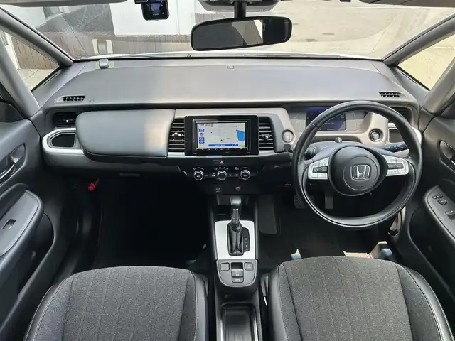 ホンダ フィット e:HEVホーム 鹿児島県 2022(令4)年 2.7万km プラチナホワイトパール ホンダセンシング/イクリプスナビ/バックカメラ/ＢＴオーディオ/ドラレコ/ＥＴＣ/コンビシート/プッシュスタート/スマートキー/ＬＥＤヘッド/サイドカーテンエアバッグ/ＡＣＣ/パーキングソナー