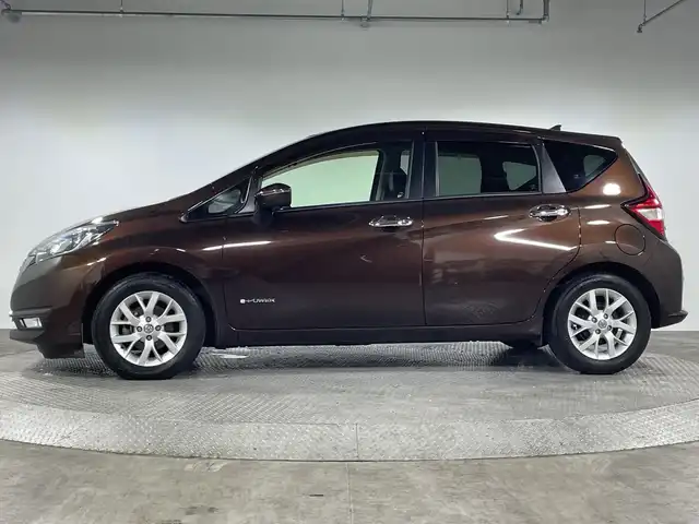 日産 ノート e－パワー メダリスト 神奈川県 2016(平28)年 4.9万km インペリアルアンバーP エマージェンシーブレーキ/レーンキープサポート/純正ナビ/・BT/フルセグTV/CD/DVD/SD/AUX/アラウンドビューモニター/インテリジェントルームミラー/ハーフレザーシート/ECO/Sモード/ドライブレコーダー/革巻きステアリング/ステアリングスイッチ/Autoライト/LEDヘッドライト/フォグランプ/シートリフター/純正フロアマット/純正アルミホイール/純正ドアバイザー