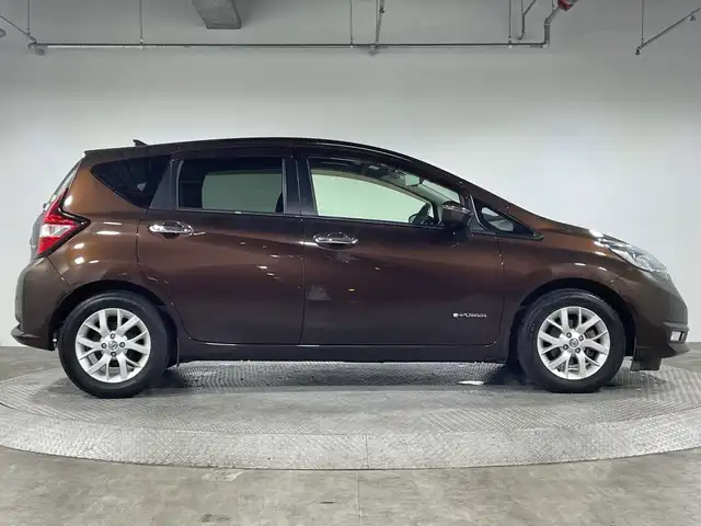 日産 ノート e－パワー メダリスト 神奈川県 2016(平28)年 4.9万km インペリアルアンバーP エマージェンシーブレーキ/レーンキープサポート/純正ナビ/・BT/フルセグTV/CD/DVD/SD/AUX/アラウンドビューモニター/インテリジェントルームミラー/ハーフレザーシート/ECO/Sモード/ドライブレコーダー/革巻きステアリング/ステアリングスイッチ/Autoライト/LEDヘッドライト/フォグランプ/シートリフター/純正フロアマット/純正アルミホイール/純正ドアバイザー