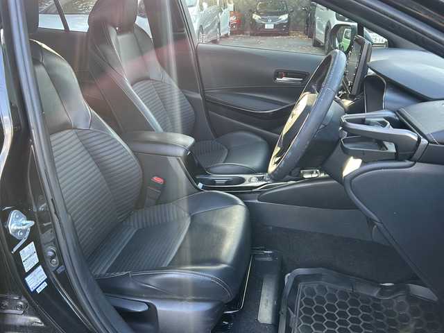 トヨタ カローラツーリング ハイブリッド ダブルバイビー 京都府 2021(令3)年 8.1万km ブラックマイカ 純正ディスプレイオーディオ/・フルセグTV/BT Audio/AM/FM/USB/・バックカメラ/前後ドラレコ/ビルトインETC/プリクラッシュセーフティ/レーダークルコン/車線逸脱防止/オートライト/オートハイビーム/オールオートパワーウィンドウ/電格ウィンカーミラー/電動パーキングブレーキ/プッシュスタート/ハーフレザーシート/横滑り防止機能/コーナーセンサー/EVMODE/DRIVEMODE/純正ドアバイザー/純正フロアマット/保証書/取扱説明書/スマートキースペア×１