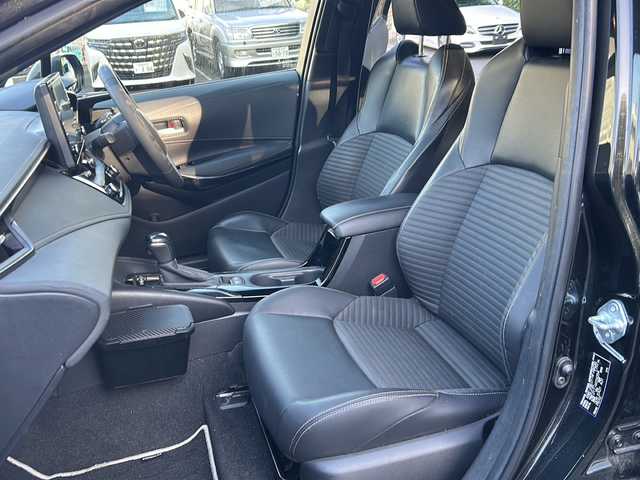 トヨタ カローラツーリング ハイブリッド ダブルバイビー 京都府 2021(令3)年 8.1万km ブラックマイカ 純正ディスプレイオーディオ/・フルセグTV/BT Audio/AM/FM/USB/・バックカメラ/前後ドラレコ/ビルトインETC/プリクラッシュセーフティ/レーダークルコン/車線逸脱防止/オートライト/オートハイビーム/オールオートパワーウィンドウ/電格ウィンカーミラー/電動パーキングブレーキ/プッシュスタート/ハーフレザーシート/横滑り防止機能/コーナーセンサー/EVMODE/DRIVEMODE/純正ドアバイザー/純正フロアマット/保証書/取扱説明書/スマートキースペア×１