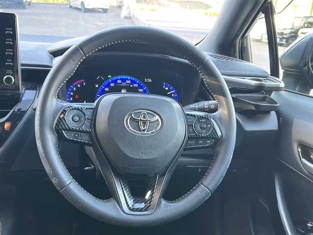 トヨタ カローラツーリング ハイブリッド ダブルバイビー 京都府 2021(令3)年 8.1万km ブラックマイカ 純正ディスプレイオーディオ/・フルセグTV/BT Audio/AM/FM/USB/・バックカメラ/前後ドラレコ/ビルトインETC/プリクラッシュセーフティ/レーダークルコン/車線逸脱防止/オートライト/オートハイビーム/オールオートパワーウィンドウ/電格ウィンカーミラー/電動パーキングブレーキ/プッシュスタート/ハーフレザーシート/横滑り防止機能/コーナーセンサー/EVMODE/DRIVEMODE/純正ドアバイザー/純正フロアマット/保証書/取扱説明書/スマートキースペア×１