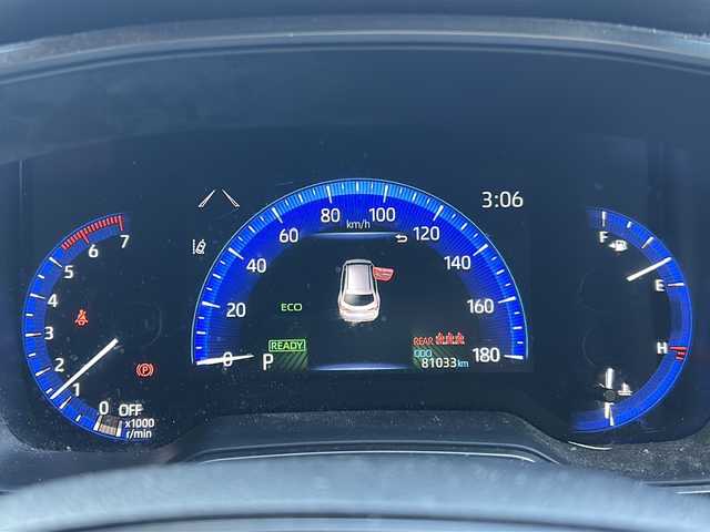 トヨタ カローラツーリング ハイブリッド ダブルバイビー 京都府 2021(令3)年 8.1万km ブラックマイカ 純正ディスプレイオーディオ/・フルセグTV/BT Audio/AM/FM/USB/・バックカメラ/前後ドラレコ/ビルトインETC/プリクラッシュセーフティ/レーダークルコン/車線逸脱防止/オートライト/オートハイビーム/オールオートパワーウィンドウ/電格ウィンカーミラー/電動パーキングブレーキ/プッシュスタート/ハーフレザーシート/横滑り防止機能/コーナーセンサー/EVMODE/DRIVEMODE/純正ドアバイザー/純正フロアマット/保証書/取扱説明書/スマートキースペア×１