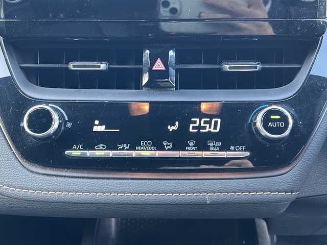 トヨタ カローラツーリング ハイブリッド ダブルバイビー 京都府 2021(令3)年 8.1万km ブラックマイカ 純正ディスプレイオーディオ/・フルセグTV/BT Audio/AM/FM/USB/・バックカメラ/前後ドラレコ/ビルトインETC/プリクラッシュセーフティ/レーダークルコン/車線逸脱防止/オートライト/オートハイビーム/オールオートパワーウィンドウ/電格ウィンカーミラー/電動パーキングブレーキ/プッシュスタート/ハーフレザーシート/横滑り防止機能/コーナーセンサー/EVMODE/DRIVEMODE/純正ドアバイザー/純正フロアマット/保証書/取扱説明書/スマートキースペア×１