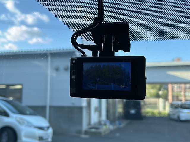 トヨタ カローラツーリング ハイブリッド ダブルバイビー 京都府 2021(令3)年 8.1万km ブラックマイカ 純正ディスプレイオーディオ/・フルセグTV/BT Audio/AM/FM/USB/・バックカメラ/前後ドラレコ/ビルトインETC/プリクラッシュセーフティ/レーダークルコン/車線逸脱防止/オートライト/オートハイビーム/オールオートパワーウィンドウ/電格ウィンカーミラー/電動パーキングブレーキ/プッシュスタート/ハーフレザーシート/横滑り防止機能/コーナーセンサー/EVMODE/DRIVEMODE/純正ドアバイザー/純正フロアマット/保証書/取扱説明書/スマートキースペア×１