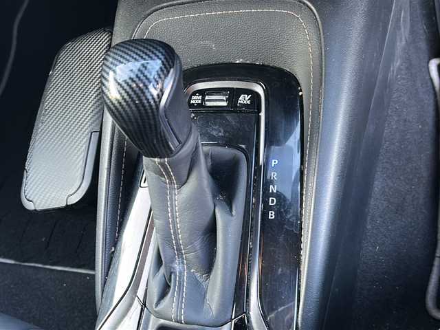 トヨタ カローラツーリング ハイブリッド ダブルバイビー 京都府 2021(令3)年 8.1万km ブラックマイカ 純正ディスプレイオーディオ/・フルセグTV/BT Audio/AM/FM/USB/・バックカメラ/前後ドラレコ/ビルトインETC/プリクラッシュセーフティ/レーダークルコン/車線逸脱防止/オートライト/オートハイビーム/オールオートパワーウィンドウ/電格ウィンカーミラー/電動パーキングブレーキ/プッシュスタート/ハーフレザーシート/横滑り防止機能/コーナーセンサー/EVMODE/DRIVEMODE/純正ドアバイザー/純正フロアマット/保証書/取扱説明書/スマートキースペア×１