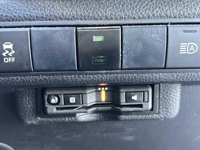 トヨタ カローラツーリング ハイブリッド ダブルバイビー 京都府 2021(令3)年 8.1万km ブラックマイカ 純正ディスプレイオーディオ/・フルセグTV/BT Audio/AM/FM/USB/・バックカメラ/前後ドラレコ/ビルトインETC/プリクラッシュセーフティ/レーダークルコン/車線逸脱防止/オートライト/オートハイビーム/オールオートパワーウィンドウ/電格ウィンカーミラー/電動パーキングブレーキ/プッシュスタート/ハーフレザーシート/横滑り防止機能/コーナーセンサー/EVMODE/DRIVEMODE/純正ドアバイザー/純正フロアマット/保証書/取扱説明書/スマートキースペア×１