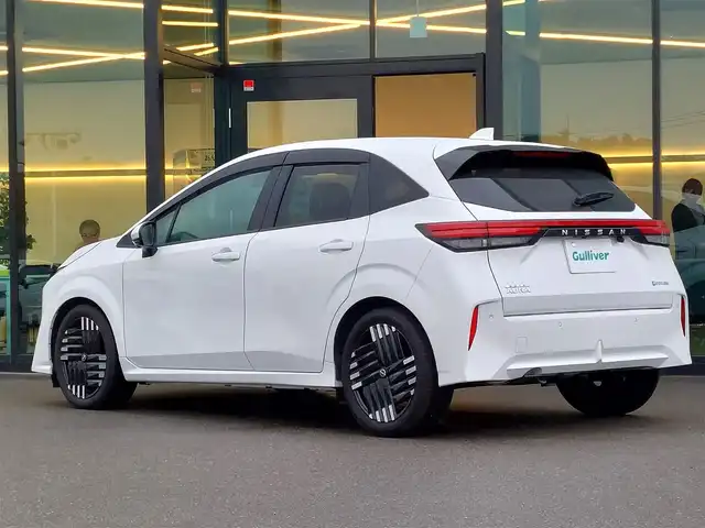 日産 オーラ G 東京都 2024(令6)年 0.3万km ピュアホワイトパール BOSEパーソナルプラスサウンドシステム/全方位運転支援システム/・エマージェンシーブレーキ/・踏み間違い衝突防止アシスト/・車線逸脱防止支援/・ブラインドスポットアシスト/・ハイビームアシスト/・プロパイロット/・アラウンドビューモニター/インテリジェントルームミラー/ワイヤレス充電器/プッシュスタート/純正ナビ/フルセグTV/ETC2.0/ドライブレコーダー/ハーフレザーシート/運転席パワーシート/LEDヘッドライト/ドアバイザー/純正アルミホイール/スマートキー