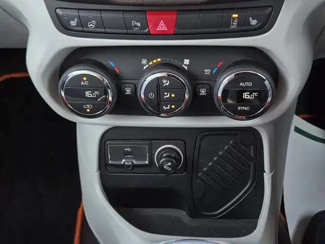 クライスラー・ジープ ジープ レネゲード リミテッド 鹿児島県 2017(平29)年 6.3万km 白 クルーズコントロール　/バックカメラ　/ドライブレコーダー　/Ｂｌｕｅｔｏｏｔｈオーディオ　/ＥＴＣ　/Ｄ＋Ｎ席パワーシート　/Ｄ＋Ｎ席シートヒーター　/ステアリングヒーター　/純正アルミホイール（１７インチ）/HIDヘッドライト/プッシュスタート/スマートキー/MTモード付AT/横滑り防止機能/レーンキープアシスト