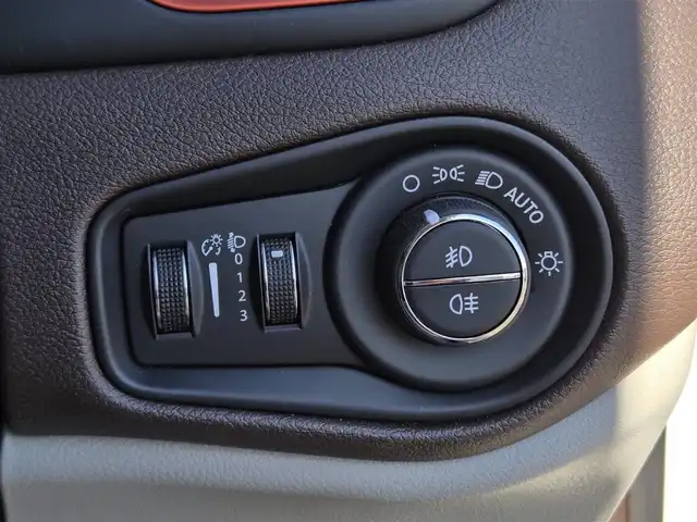 クライスラー・ジープ ジープ レネゲード リミテッド 鹿児島県 2017(平29)年 6.3万km 白 クルーズコントロール　/バックカメラ　/ドライブレコーダー　/Ｂｌｕｅｔｏｏｔｈオーディオ　/ＥＴＣ　/Ｄ＋Ｎ席パワーシート　/Ｄ＋Ｎ席シートヒーター　/ステアリングヒーター　/純正アルミホイール（１７インチ）/HIDヘッドライト/プッシュスタート/スマートキー/MTモード付AT/横滑り防止機能/レーンキープアシスト