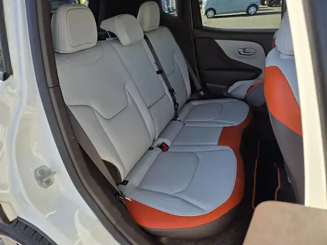 クライスラー・ジープ ジープ レネゲード リミテッド 鹿児島県 2017(平29)年 6.3万km 白 クルーズコントロール　/バックカメラ　/ドライブレコーダー　/Ｂｌｕｅｔｏｏｔｈオーディオ　/ＥＴＣ　/Ｄ＋Ｎ席パワーシート　/Ｄ＋Ｎ席シートヒーター　/ステアリングヒーター　/純正アルミホイール（１７インチ）/HIDヘッドライト/プッシュスタート/スマートキー/MTモード付AT/横滑り防止機能/レーンキープアシスト