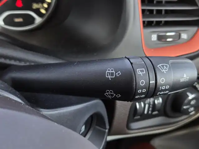 クライスラー・ジープ ジープ レネゲード リミテッド 鹿児島県 2017(平29)年 6.3万km 白 クルーズコントロール　/バックカメラ　/ドライブレコーダー　/Ｂｌｕｅｔｏｏｔｈオーディオ　/ＥＴＣ　/Ｄ＋Ｎ席パワーシート　/Ｄ＋Ｎ席シートヒーター　/ステアリングヒーター　/純正アルミホイール（１７インチ）/HIDヘッドライト/プッシュスタート/スマートキー/MTモード付AT/横滑り防止機能/レーンキープアシスト