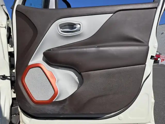 クライスラー・ジープ ジープ レネゲード リミテッド 鹿児島県 2017(平29)年 6.3万km 白 クルーズコントロール　/バックカメラ　/ドライブレコーダー　/Ｂｌｕｅｔｏｏｔｈオーディオ　/ＥＴＣ　/Ｄ＋Ｎ席パワーシート　/Ｄ＋Ｎ席シートヒーター　/ステアリングヒーター　/純正アルミホイール（１７インチ）/HIDヘッドライト/プッシュスタート/スマートキー/MTモード付AT/横滑り防止機能/レーンキープアシスト