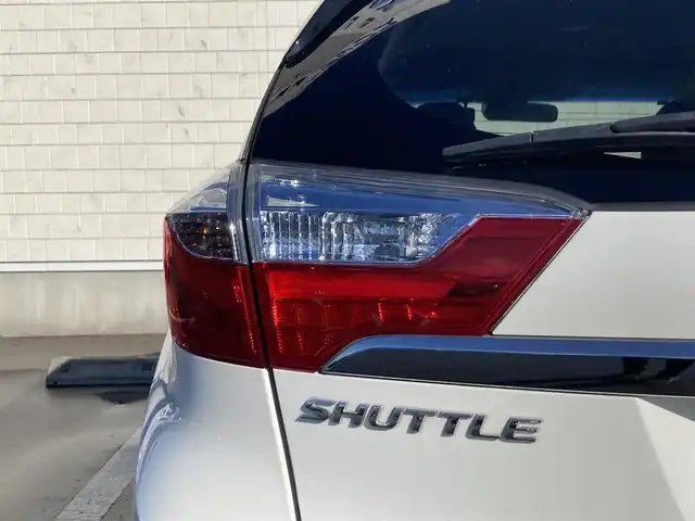 ホンダ シャトル ハイブリッド X 静岡県 2015(平27)年 8.6万km ホワイトオーキッドパール あんしんパッケージ/純正メモリーナビ/　AM FM CD DVD Bluetooth USB/ビルトインETC/前方ドライブレコーダー/LEDオートヘッドランプ/ハーフレザーシート/クルーズコントロール/純正15インチアルミホイール/スマートキー2本/パーキングアシスト/パドルシフト/フロントフォグランプ/シティブレーキアクティブシステム/フルセグTV/バックモニター