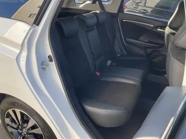 ホンダ シャトル ハイブリッド X 静岡県 2015(平27)年 8.6万km ホワイトオーキッドパール あんしんパッケージ/純正メモリーナビ/　AM FM CD DVD Bluetooth USB/ビルトインETC/前方ドライブレコーダー/LEDオートヘッドランプ/ハーフレザーシート/クルーズコントロール/純正15インチアルミホイール/スマートキー2本/パーキングアシスト/パドルシフト/フロントフォグランプ/シティブレーキアクティブシステム/フルセグTV/バックモニター