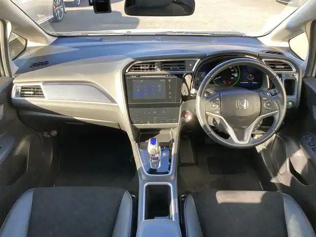 ホンダ シャトル ハイブリッド X 静岡県 2015(平27)年 8.6万km ホワイトオーキッドパール あんしんパッケージ/純正メモリーナビ/　AM FM CD DVD Bluetooth USB/ビルトインETC/前方ドライブレコーダー/LEDオートヘッドランプ/ハーフレザーシート/クルーズコントロール/純正15インチアルミホイール/スマートキー2本/パーキングアシスト/パドルシフト/フロントフォグランプ/シティブレーキアクティブシステム/フルセグTV/バックモニター