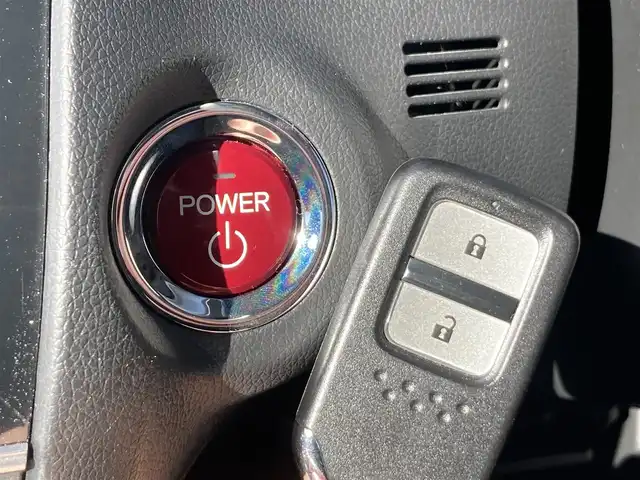 ホンダ シャトル ハイブリッド X 静岡県 2015(平27)年 8.6万km ホワイトオーキッドパール あんしんパッケージ/純正メモリーナビ/　AM FM CD DVD Bluetooth USB/ビルトインETC/前方ドライブレコーダー/LEDオートヘッドランプ/ハーフレザーシート/クルーズコントロール/純正15インチアルミホイール/スマートキー2本/パーキングアシスト/パドルシフト/フロントフォグランプ/シティブレーキアクティブシステム/フルセグTV/バックモニター