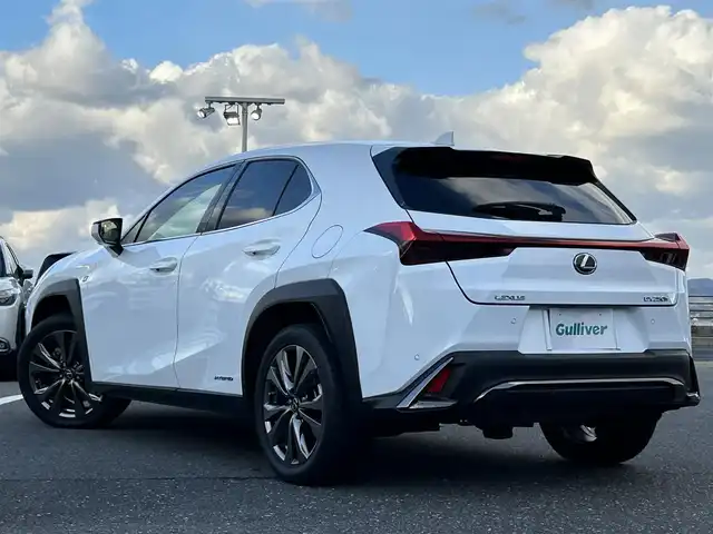 レクサス ＵＸ 250h Fスポーツ 島根県 2019(平31)年 5.4万km ホワイトノーヴァガラスフレーク 登録時走行距離53573km/メーカーナビ/Bluetooth/AM/FM/CD/DVD/フルセグテレビ/ムーンルーフ/革シート(赤色)/全周囲カメラ/ETC2.0/ドライブレコーダー/レーダークルーズコントロール/レーンキープアシスト/横滑り防止装置/衝突被害軽減ブレーキ/前後コーナーセンサー/ASC/BSM/RCTA/前席シートヒーター/ハンドルヒーター/前席パワーシート/シートメモリー/電動パーキング/ホールドブレーキ/オートライト/オートハイビーム/LEDヘッドライト/フォグランプ/パドルシフト/禁煙車