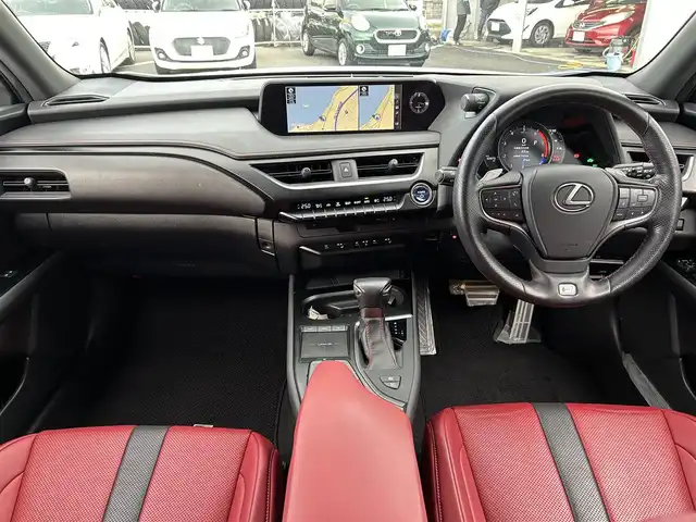レクサス ＵＸ 250h Fスポーツ 島根県 2019(平31)年 5.4万km ホワイトノーヴァガラスフレーク 登録時走行距離53573km/メーカーナビ/Bluetooth/AM/FM/CD/DVD/フルセグテレビ/ムーンルーフ/革シート(赤色)/全周囲カメラ/ETC2.0/ドライブレコーダー/レーダークルーズコントロール/レーンキープアシスト/横滑り防止装置/衝突被害軽減ブレーキ/前後コーナーセンサー/ASC/BSM/RCTA/前席シートヒーター/ハンドルヒーター/前席パワーシート/シートメモリー/電動パーキング/ホールドブレーキ/オートライト/オートハイビーム/LEDヘッドライト/フォグランプ/パドルシフト/禁煙車