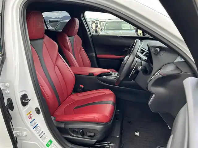 レクサス ＵＸ 250h Fスポーツ 島根県 2019(平31)年 5.4万km ホワイトノーヴァガラスフレーク 登録時走行距離53573km/メーカーナビ/Bluetooth/AM/FM/CD/DVD/フルセグテレビ/ムーンルーフ/革シート(赤色)/全周囲カメラ/ETC2.0/ドライブレコーダー/レーダークルーズコントロール/レーンキープアシスト/横滑り防止装置/衝突被害軽減ブレーキ/前後コーナーセンサー/ASC/BSM/RCTA/前席シートヒーター/ハンドルヒーター/前席パワーシート/シートメモリー/電動パーキング/ホールドブレーキ/オートライト/オートハイビーム/LEDヘッドライト/フォグランプ/パドルシフト/禁煙車