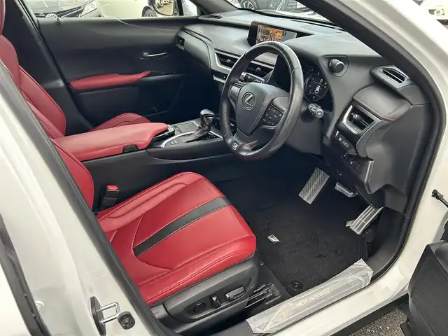 レクサス ＵＸ 250h Fスポーツ 島根県 2019(平31)年 5.4万km ホワイトノーヴァガラスフレーク 登録時走行距離53573km/メーカーナビ/Bluetooth/AM/FM/CD/DVD/フルセグテレビ/ムーンルーフ/革シート(赤色)/全周囲カメラ/ETC2.0/ドライブレコーダー/レーダークルーズコントロール/レーンキープアシスト/横滑り防止装置/衝突被害軽減ブレーキ/前後コーナーセンサー/ASC/BSM/RCTA/前席シートヒーター/ハンドルヒーター/前席パワーシート/シートメモリー/電動パーキング/ホールドブレーキ/オートライト/オートハイビーム/LEDヘッドライト/フォグランプ/パドルシフト/禁煙車