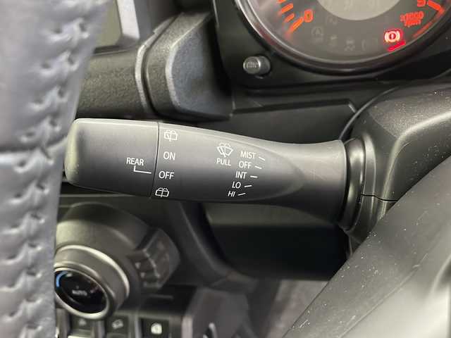 スズキ ジムニー XC 千葉県 2023(令5)年 1.8万km ジャングルグリーン ワンオーナー/4WD/スズキセーフティサポート/・デュアルセンサーブレーキサポート/・誤発進抑制機能/・ふらつき警報機能/・標識認識機能/・ハイビームアシスト/・先行車発進お知らせ機能/純正SDナビ/・型式：CN-RZ776W/・CD/DVD/Bluetooth/フルセグTV/バックカメラ/クルーズコントロール/LEDオートヘッドライト/ヘッドランプウォッシャー/シートヒーター/ヒーテッドドアミラー/ヒルディセントコントロール/純正16インチアルミホイール/純正フロアマット/ステアリングスイッチ/オートエアコン/アイドリングストップ/プッシュスタート/スマートキー/スペアキー1本/禁煙車