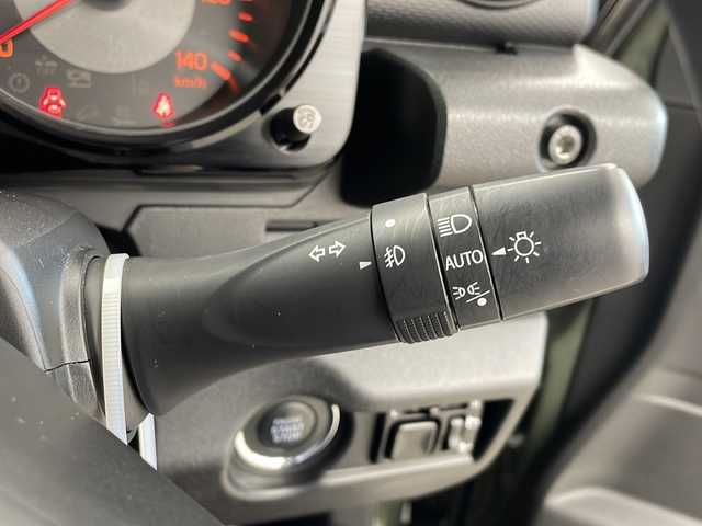 スズキ ジムニー XC 千葉県 2023(令5)年 1.8万km ジャングルグリーン ワンオーナー/4WD/スズキセーフティサポート/・デュアルセンサーブレーキサポート/・誤発進抑制機能/・ふらつき警報機能/・標識認識機能/・ハイビームアシスト/・先行車発進お知らせ機能/純正SDナビ/・型式：CN-RZ776W/・CD/DVD/Bluetooth/フルセグTV/バックカメラ/クルーズコントロール/LEDオートヘッドライト/ヘッドランプウォッシャー/シートヒーター/ヒーテッドドアミラー/ヒルディセントコントロール/純正16インチアルミホイール/純正フロアマット/ステアリングスイッチ/オートエアコン/アイドリングストップ/プッシュスタート/スマートキー/スペアキー1本/禁煙車
