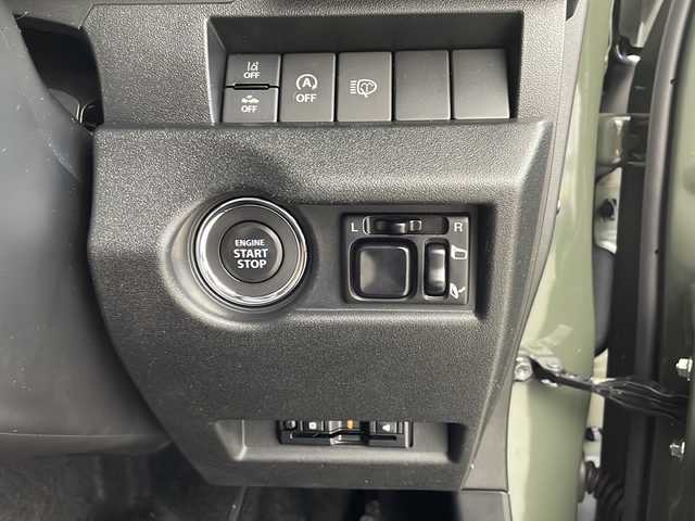 スズキ ジムニー XC 千葉県 2023(令5)年 1.8万km ジャングルグリーン ワンオーナー/4WD/スズキセーフティサポート/・デュアルセンサーブレーキサポート/・誤発進抑制機能/・ふらつき警報機能/・標識認識機能/・ハイビームアシスト/・先行車発進お知らせ機能/純正SDナビ/・型式：CN-RZ776W/・CD/DVD/Bluetooth/フルセグTV/バックカメラ/クルーズコントロール/LEDオートヘッドライト/ヘッドランプウォッシャー/シートヒーター/ヒーテッドドアミラー/ヒルディセントコントロール/純正16インチアルミホイール/純正フロアマット/ステアリングスイッチ/オートエアコン/アイドリングストップ/プッシュスタート/スマートキー/スペアキー1本/禁煙車