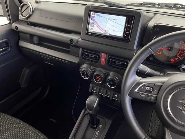 スズキ ジムニー XC 千葉県 2023(令5)年 1.8万km ジャングルグリーン ワンオーナー/4WD/スズキセーフティサポート/・デュアルセンサーブレーキサポート/・誤発進抑制機能/・ふらつき警報機能/・標識認識機能/・ハイビームアシスト/・先行車発進お知らせ機能/純正SDナビ/・型式：CN-RZ776W/・CD/DVD/Bluetooth/フルセグTV/バックカメラ/クルーズコントロール/LEDオートヘッドライト/ヘッドランプウォッシャー/シートヒーター/ヒーテッドドアミラー/ヒルディセントコントロール/純正16インチアルミホイール/純正フロアマット/ステアリングスイッチ/オートエアコン/アイドリングストップ/プッシュスタート/スマートキー/スペアキー1本/禁煙車