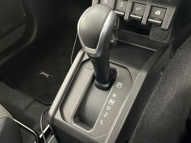 スズキ ジムニー XC 千葉県 2023(令5)年 1.8万km ジャングルグリーン ワンオーナー/4WD/スズキセーフティサポート/・デュアルセンサーブレーキサポート/・誤発進抑制機能/・ふらつき警報機能/・標識認識機能/・ハイビームアシスト/・先行車発進お知らせ機能/純正SDナビ/・型式：CN-RZ776W/・CD/DVD/Bluetooth/フルセグTV/バックカメラ/クルーズコントロール/LEDオートヘッドライト/ヘッドランプウォッシャー/シートヒーター/ヒーテッドドアミラー/ヒルディセントコントロール/純正16インチアルミホイール/純正フロアマット/ステアリングスイッチ/オートエアコン/アイドリングストップ/プッシュスタート/スマートキー/スペアキー1本/禁煙車