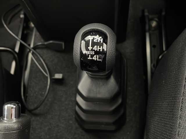 スズキ ジムニー XC 千葉県 2023(令5)年 1.8万km ジャングルグリーン ワンオーナー/4WD/スズキセーフティサポート/・デュアルセンサーブレーキサポート/・誤発進抑制機能/・ふらつき警報機能/・標識認識機能/・ハイビームアシスト/・先行車発進お知らせ機能/純正SDナビ/・型式：CN-RZ776W/・CD/DVD/Bluetooth/フルセグTV/バックカメラ/クルーズコントロール/LEDオートヘッドライト/ヘッドランプウォッシャー/シートヒーター/ヒーテッドドアミラー/ヒルディセントコントロール/純正16インチアルミホイール/純正フロアマット/ステアリングスイッチ/オートエアコン/アイドリングストップ/プッシュスタート/スマートキー/スペアキー1本/禁煙車