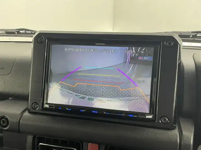 スズキ ジムニー シエラ JC 道央・札幌 2024(令6)年 0.4万km 緑 ・４WD/・寒冷地仕様/・社外メモリナビ/　BT／CD／DVD／SD／iPod／USB／フルセグ/・バックカメラ/・社外前方ドライブレコーダー/・純正ビルトインETC/・スズキセーフティサポート/・衝突軽減ブレーキ/・横滑り防止/・レーンキープアシスト/・ダウンヒルアシストコントロール/・前席シートヒーター/・純正サマー15インチAW/・純正フロアマット/・LEDヘッドライト/・オートライト/・プッシュスタート/・スマートキー/・スペアキー/・取扱説明書