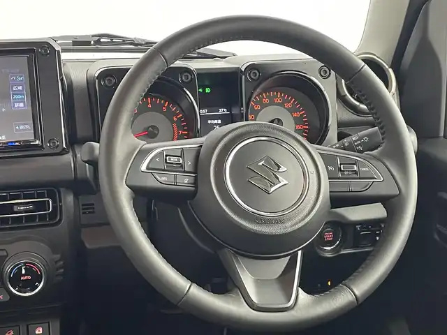 スズキ ジムニー シエラ JC 道央・札幌 2024(令6)年 0.4万km 緑 ・４WD/・寒冷地仕様/・社外メモリナビ/　BT／CD／DVD／SD／iPod／USB／フルセグ/・バックカメラ/・社外前方ドライブレコーダー/・純正ビルトインETC/・スズキセーフティサポート/・衝突軽減ブレーキ/・横滑り防止/・レーンキープアシスト/・ダウンヒルアシストコントロール/・前席シートヒーター/・純正サマー15インチAW/・純正フロアマット/・LEDヘッドライト/・オートライト/・プッシュスタート/・スマートキー/・スペアキー/・取扱説明書